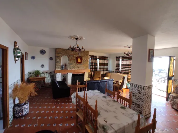 Imagen de salón planta baja con chimenea 