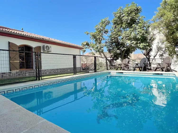Imagen de Piscina privada y césped natural en la parte lateral. 