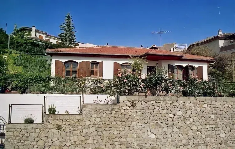 Imagen de Bonita casa a una planta con ventanales en todos los espacios. 