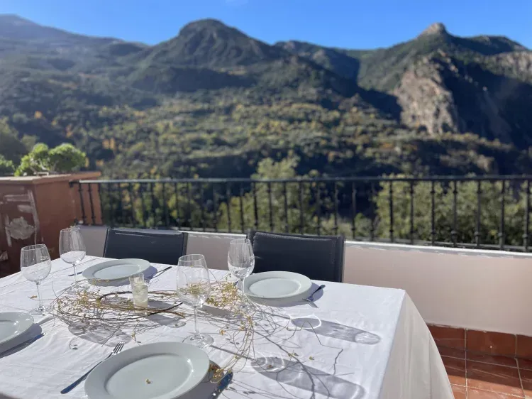 Imagen de Acerca de este espacioA 20 minutos de Sierra Nevada (15 km) y a la orilla del Embalse de Canales y del Rio Genil, se encuentra este bonito pueblo típico andaluz, llamado Guejar-Sierra. Allí muy cerca de la Plaza Central está Suite Mulhacen, un amplio apartamento rural con impresionantes vistas a la montaña, de1 dormitorio con 1 baños completos. El 'Parque Natural de Sierra Nevada es un enclave perfecto, ideal para esquiar en la estación de Sierra Nevada (20 minutos en coche), escapadas de senderismo y visitas a la ciudad de Granada (15 minutos en coche).Es el punto de partida perfecto para descubrir Granada y sus alrededores desde un sitio tranquilo rodeado de naturaleza, donde asomarse al Rio Genil y el embalse de Canales, es todo un espectáculo para los sentidos.El espacioNada más entrar en la casa nos encontramos con un hall de entrada y pasillo hacia un amplio y acogedor espacio donde se encuentra el salón (2 amplios sofas-camas) y una cocina completamente equipada con acceso a la terraza. Panorámicas vistas desde la terraza a la montaña, para disfrutar de un magnífico atardecer con una copa de vino.Cocina completamente equipada con vitrocerámica, gran nevera con congelador, microondas, campana -extractora, y lavadora .Todo lo necesario para relajarse tras un día de aventuras por los alrededores.Y para recuperar fuerzas , un dormitorio con 2 camas individuales muy confortable de 90x2 , te dará el descanso necesario .Un cuarto de baño completo con bañera, lavabo y bidé.Amplio salón con acceso a la terraza con 2 sofas camas, smart tv, y mobiliario de comedor junto a la cocina.30 mts de terraza con mesa de comedor y sillas con impresionantes vistas a las montañas de Sierra Nevada.Servicios y zonas comunesDispone de todo lo necesario para tener una cómoda y agradable estancia:Ascensor.Frigorífico/congelador grandeCocina con vitrocerámica.Microondas.Tostadora.Cafetera de cápsulas .Cafetera italiana.Kettel (Hervidor agua).Menaje completo (sartenes, cazuelas, platos, cubiertos, vasos, aceite 