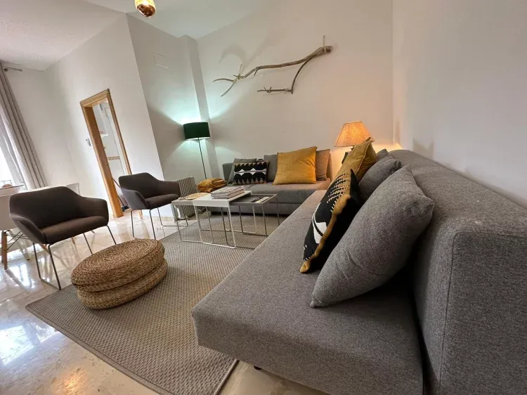 Imagen de Salon con tv y 2 sofas camas.