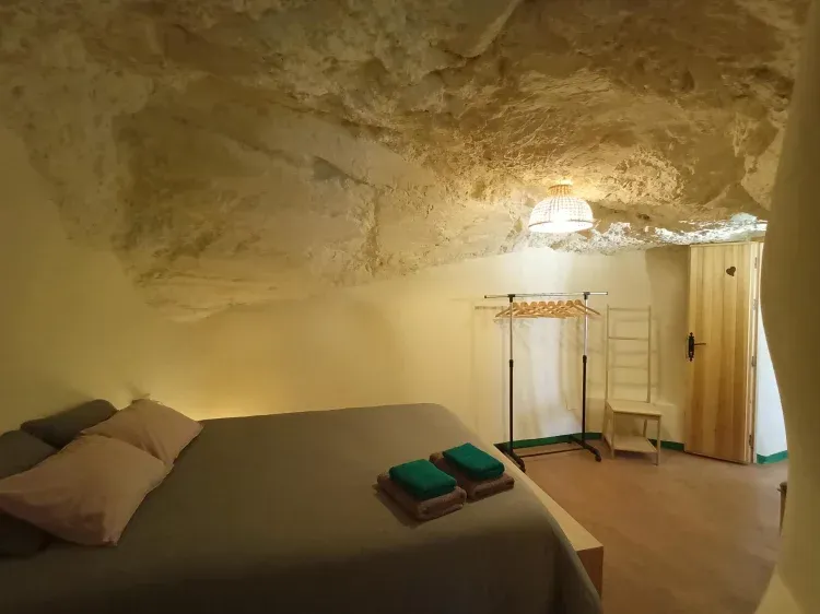 Imagen de Dormitorio acogedora con cuarto de baño. En esta habitación acogedora te abraza la madre tierra. La sencillez y la poca decoración te relaja y ayuda a encontrar un buen sueño en una cama de buena calidad . Por el cuarto de baño entra luz natural.