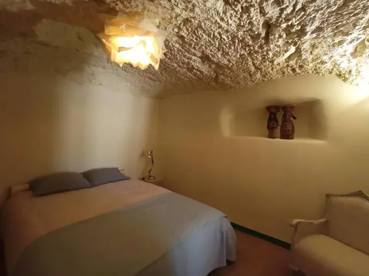 Imagen de La habitación más pequeña cuenta también con luz natural. Es muy acogedor y aunque es pequeñita tiene mucho encanto y es la más fresquita en verano y la más caliente en invierno. La cama es de madera con un buen colchón que asegura un buen sueño.