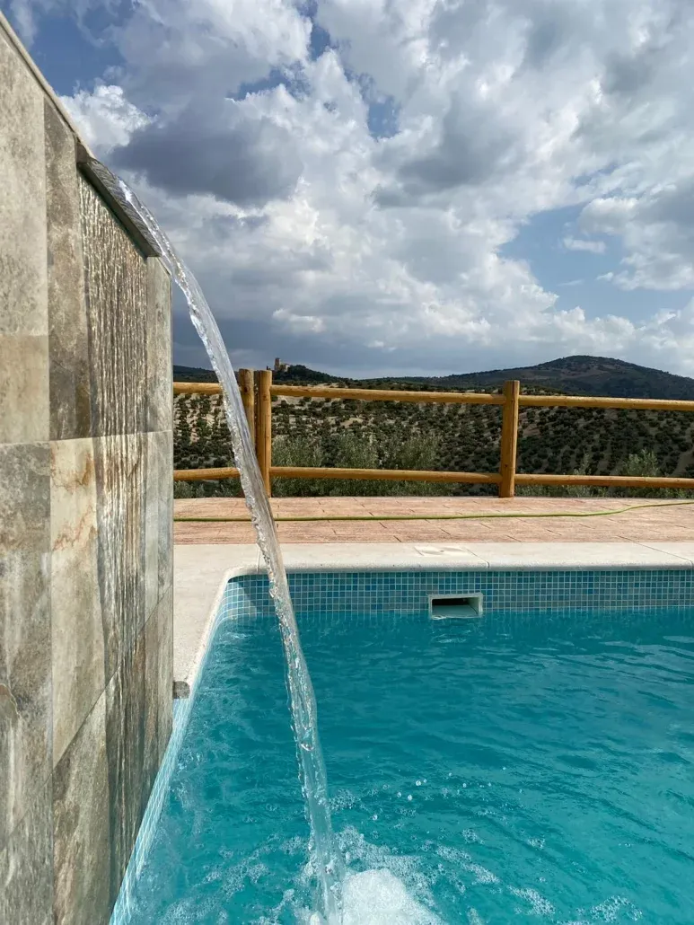 Imagen de cascada en la piscina para masaje en el cuello
