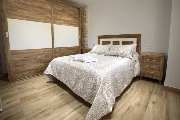 Imagen de Habitación de matrimonio con baño en el interior