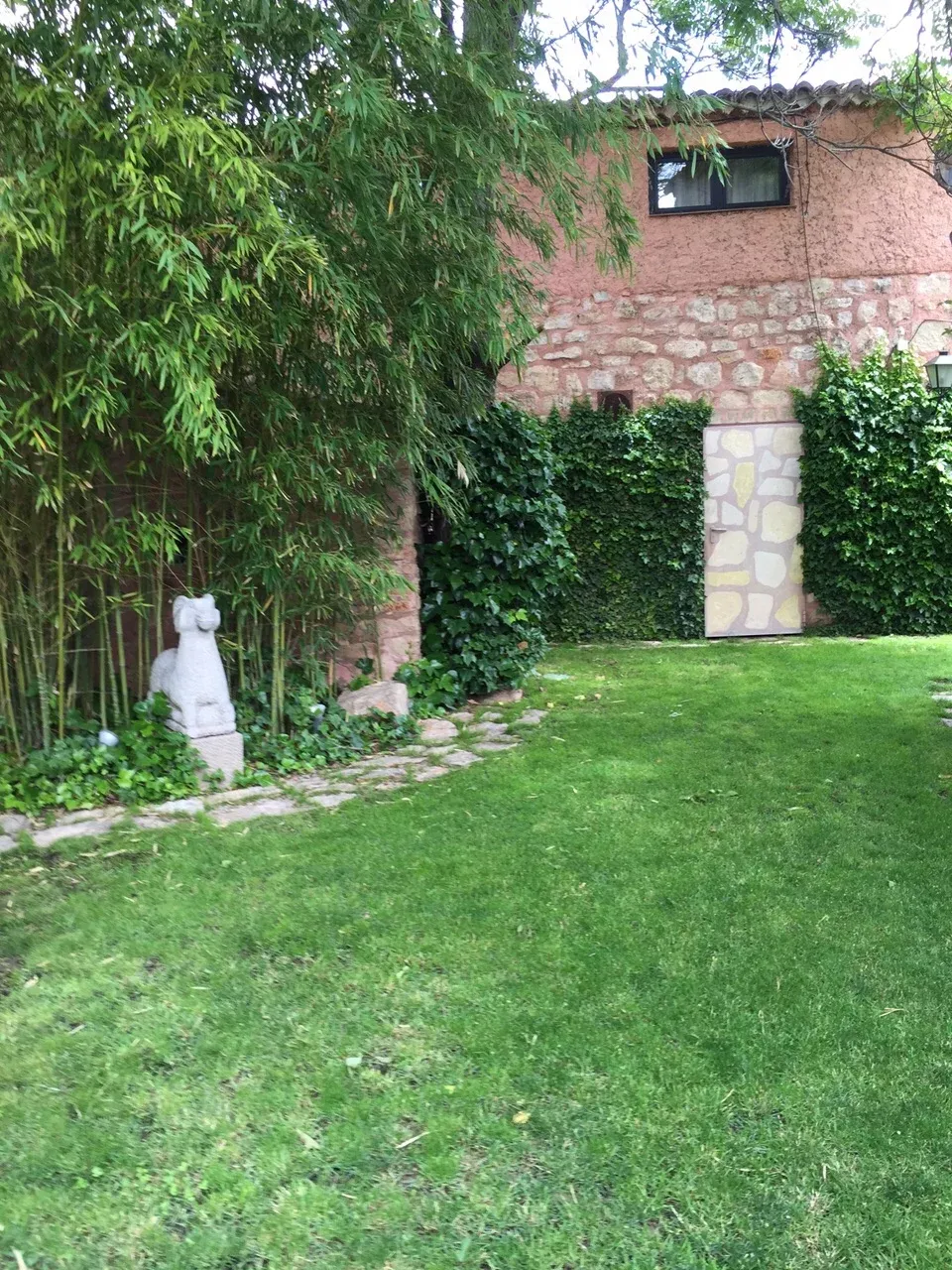 Imagen de No podemos dejarnos  nuestro maravilloso jardín, totalmente privado
