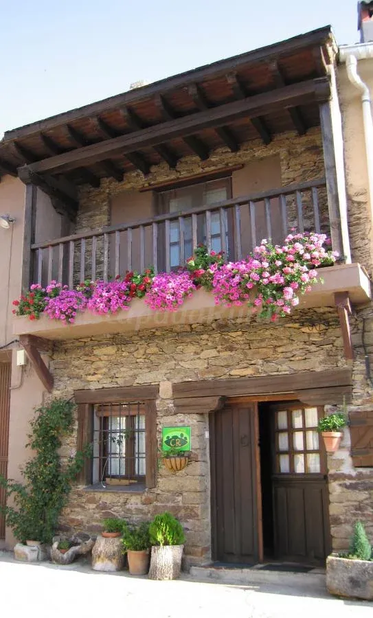 Imagen de La fachada de La Melera de arriba florece en primavera