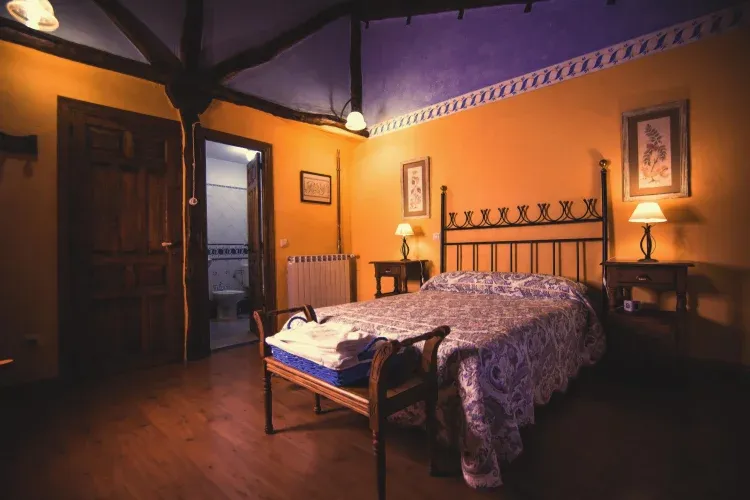 Imagen de La habitación azul de La Melera de Arriba tiene un sabor rústico encantador