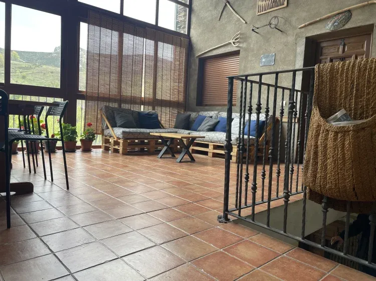 Imagen de Amplia zona de comedor donde se encuentra la barbacoa.