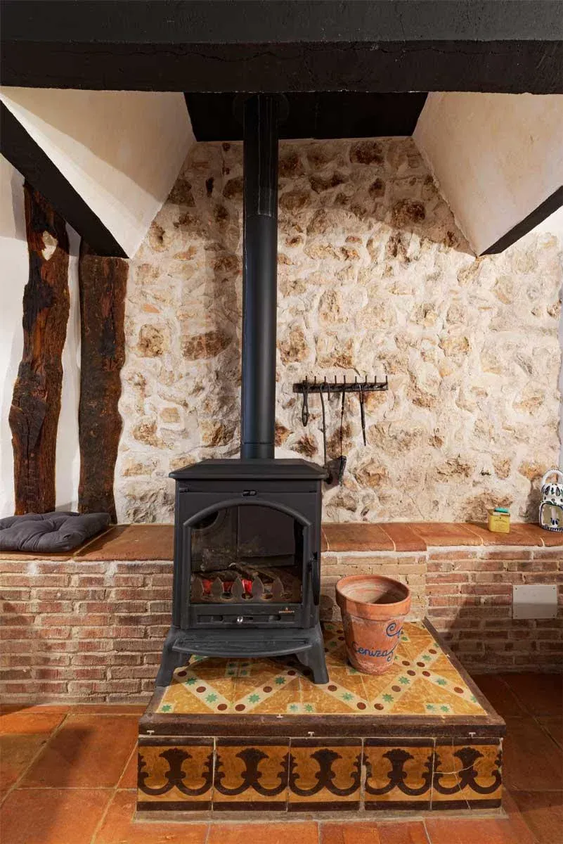 Imagen de Estufa de leña en la cocina-salón-comedor. Con leña suficiente para la estancia