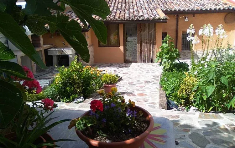 Imagen de Diferentes ambientes en el jardín