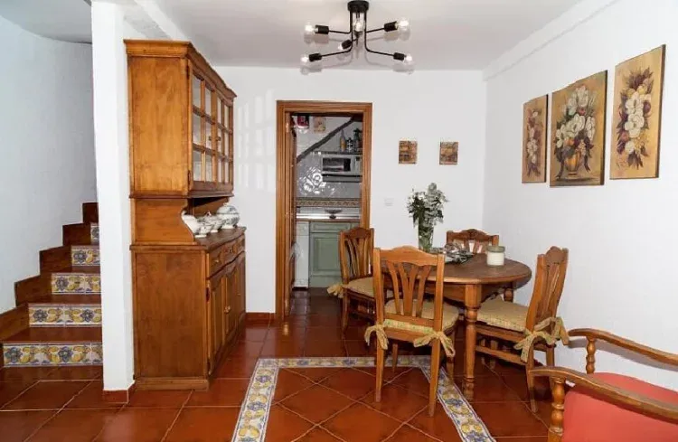 Imagen de Comedor con acceso a cocina equipada