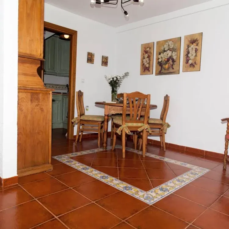 Imagen de Comedor con acceso a cocina equipada