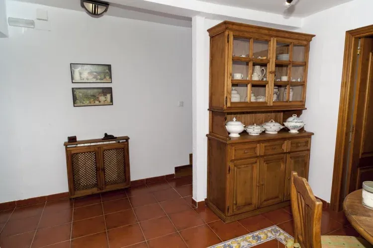 Imagen de Comedor con acceso a cocina equipada
