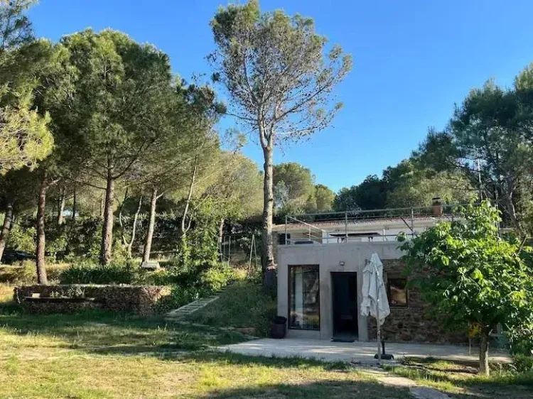Imagen de vista general de la parcela y casa de apoyo a la vivienda principal.