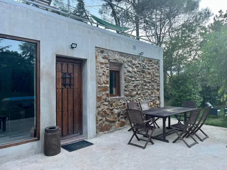 Imagen de casa de apoyo, dispone de salón y cocina, equipada con lavavajillas nevera y microondas 