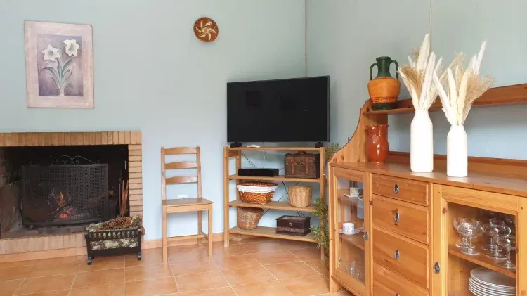 Imagen de salón comedor con chimenea