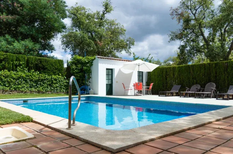 Imagen de Vista de la piscina con los Aseos