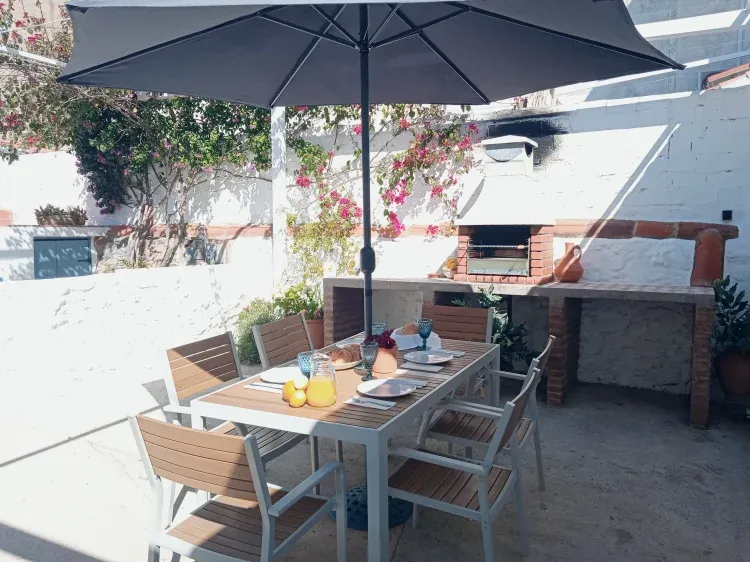 Imagen de Comedor exterior con barbacoa