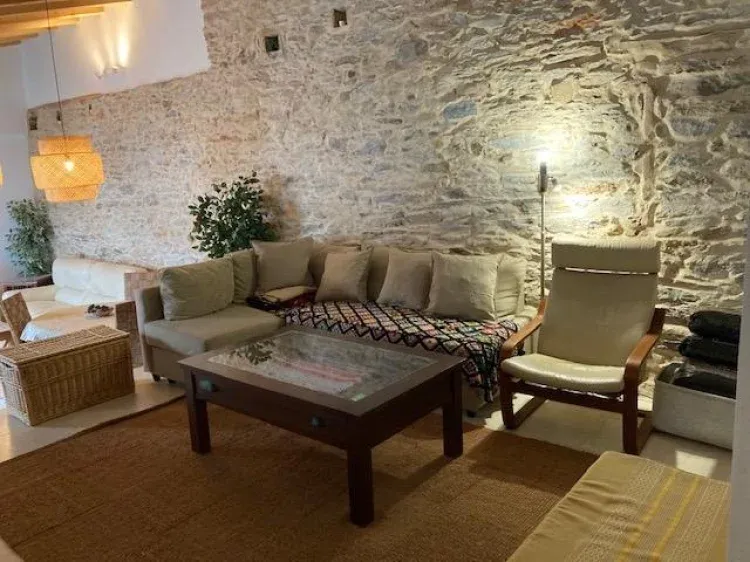 Imagen de salón alto con zona de televisión y estufa de pellets