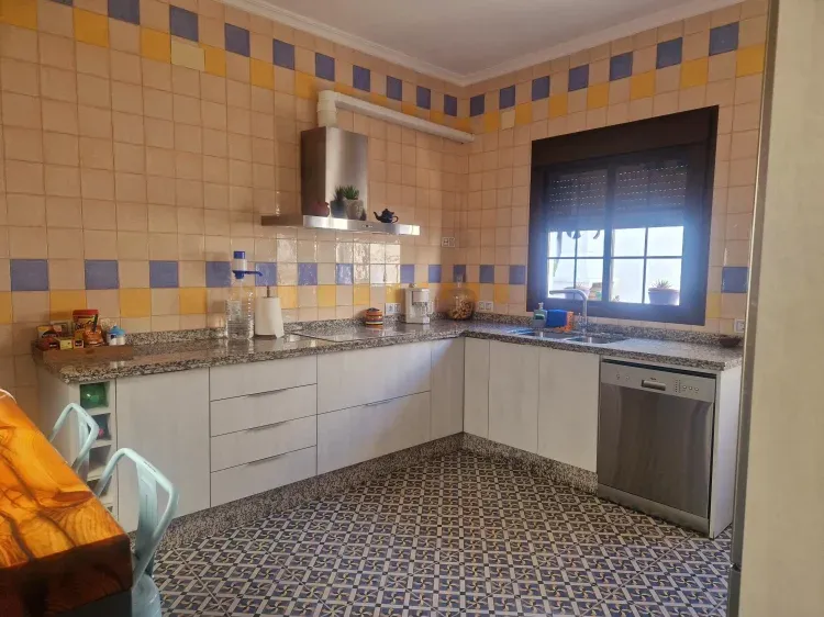 Imagen de COCINA AMPLIA CON MESA Y BANCOS