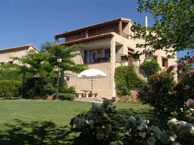 Imagen de fachada y jardín