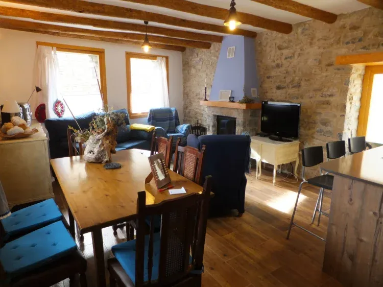 Imagen de Salón-cocina con chimenea