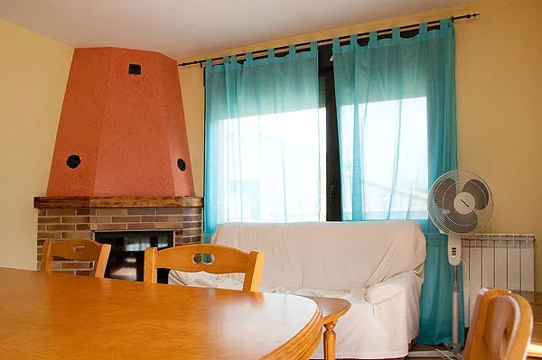 Imagen de Amplio salón con hogar