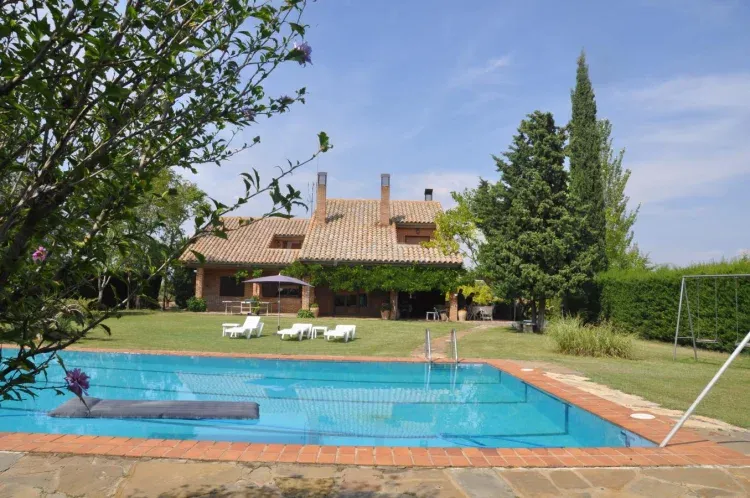 Imagen de jardín con piscina