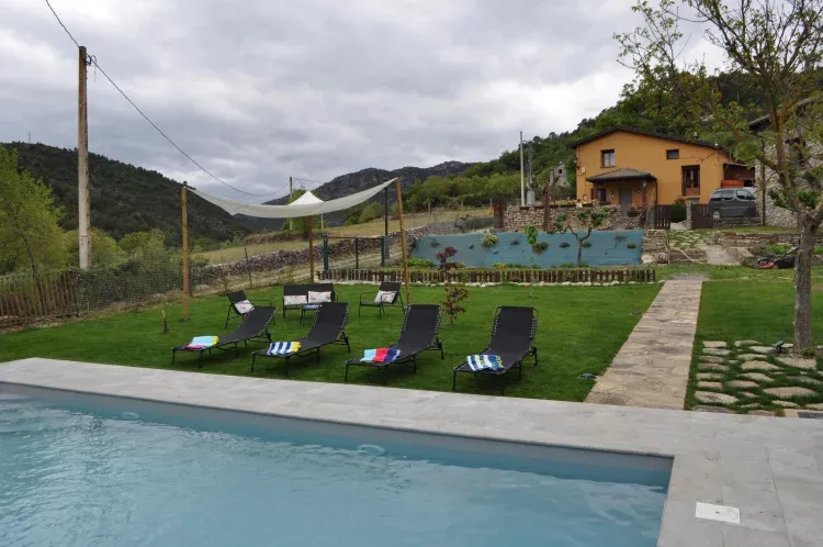 Imagen de Fachada, jardín y piscina