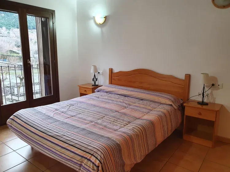 Imagen de Habitación con cama de matrimonio