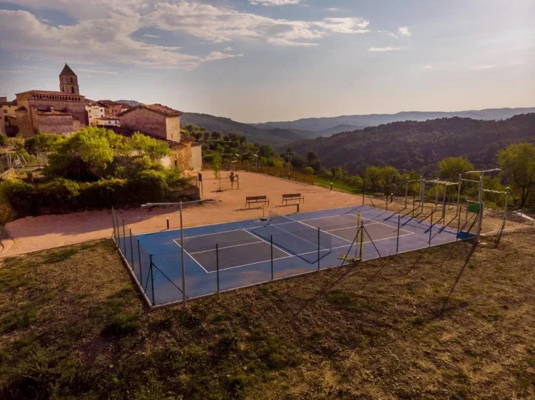 Imagen de Pista de pickleball y vista general del parque y zona de calistenia situado a dos minutos andando de Sidro·Co