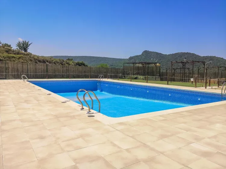 Imagen de La piscina de Secastilla, abierta desde junio hasta inicios de septiembre, es uno de los varios lugares de la zona donde os podréis refrescar