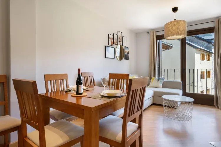 Imagen de Sala de estar con chimenea y comedor