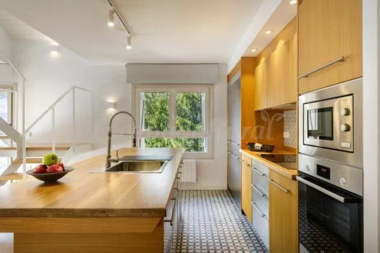 Imagen de Cocina con encimera de desayunos
