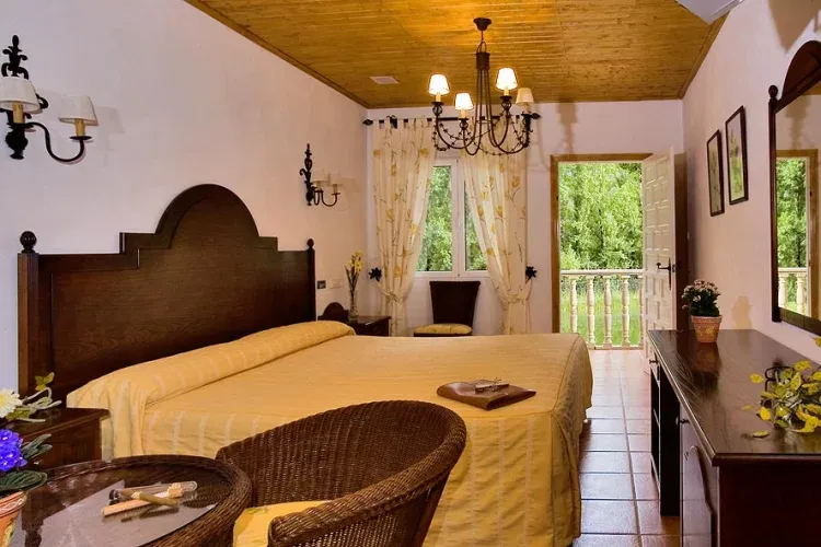 Imagen de Habitación de matrimonio con chimenea