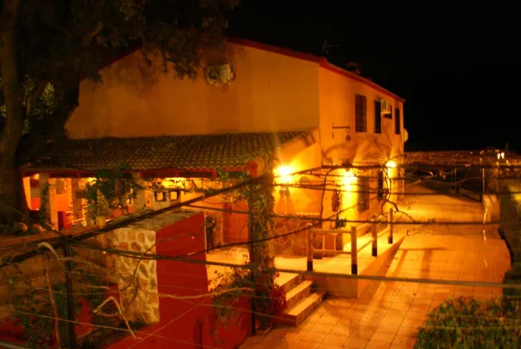 Imagen de Cortijo iluminado en la noche