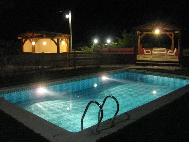 Imagen de Bonito exterior iluminado en la noche