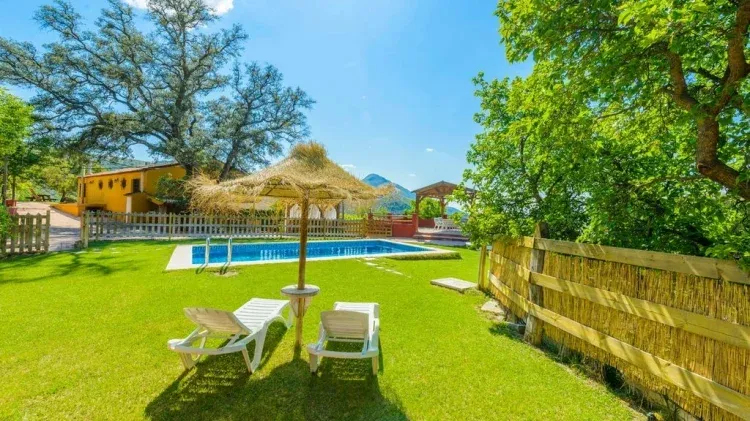 Imagen de PISCINA Y CASA AL FONDO