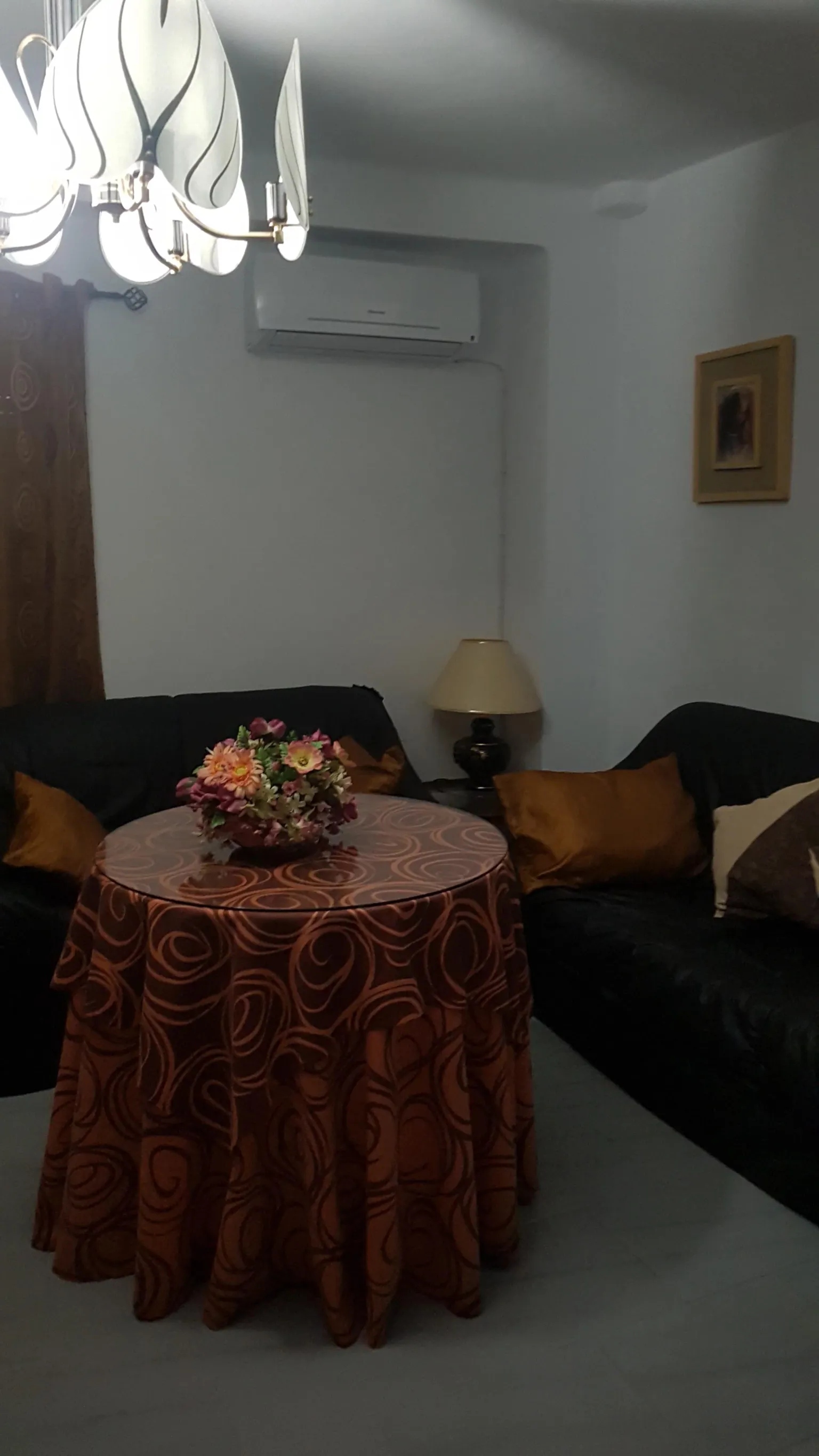Imagen de Amplio salón con dos mesas
