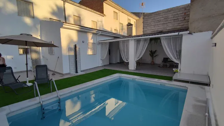 Imagen de Patio y piscina