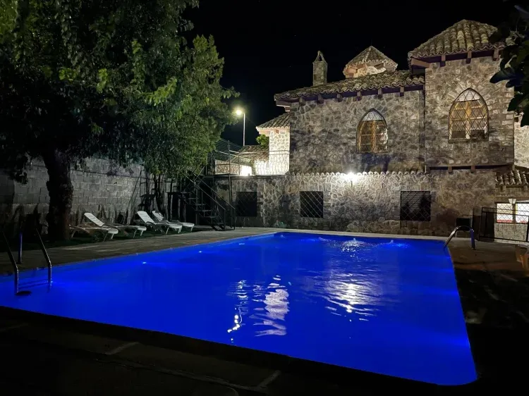 Imagen de Piscina noche. Iluminación RGB
