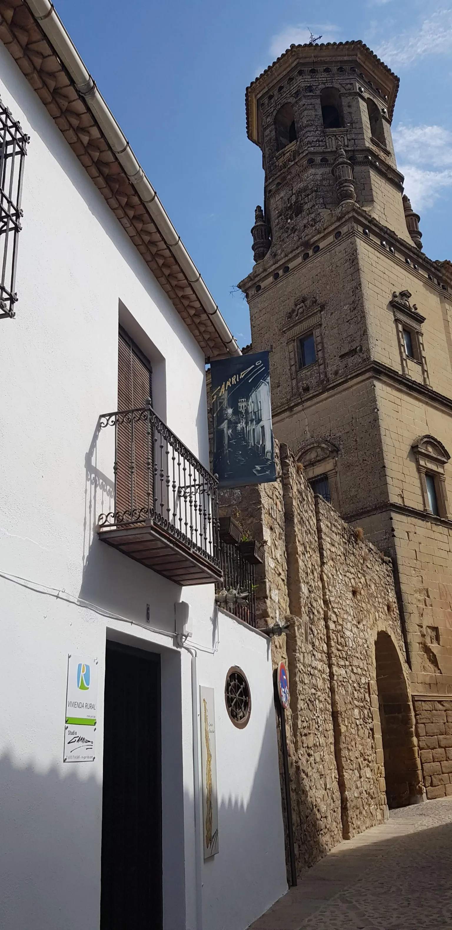 Imagen de Imagen de la fachada de la vivienda junto a la torre de la antigua universidad de Baeza