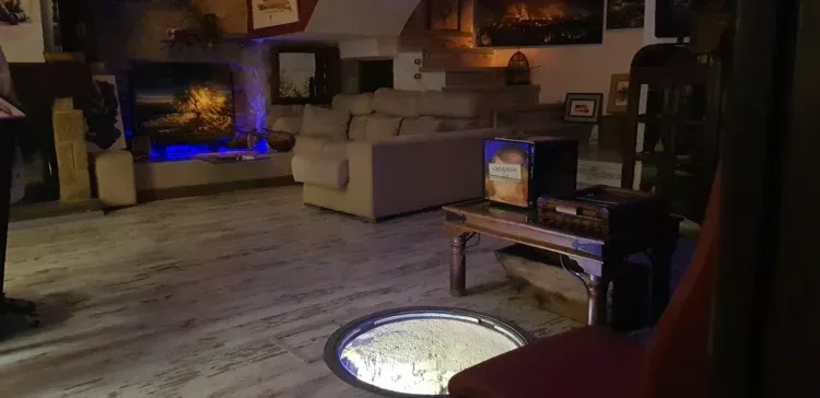 Imagen de Salón de la vivienda con vista a un pozo interior iluminado.