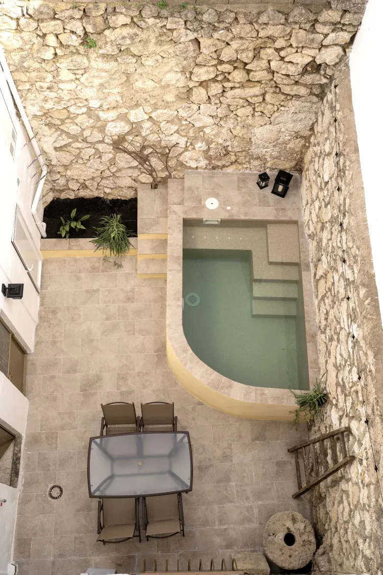 Imagen de Patio con piscina privada y jacuzzi