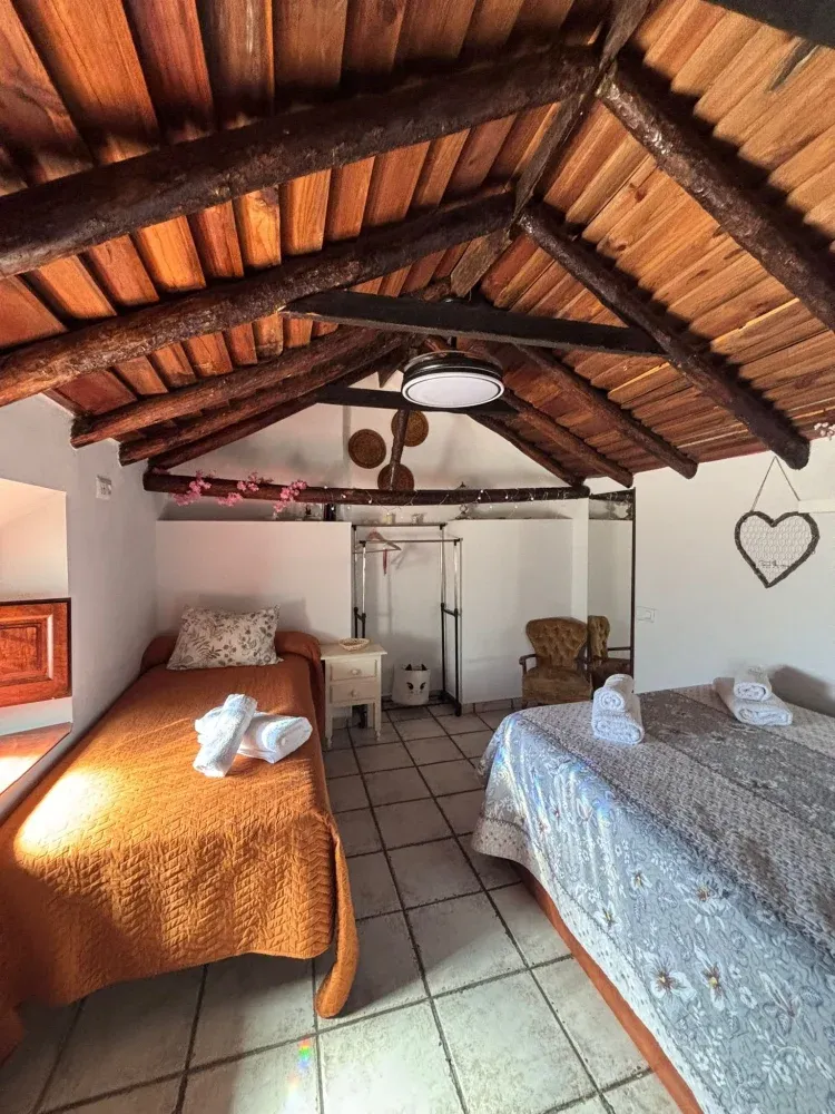 Imagen de Habitaci&oacute;n con cama doble y cama individual.