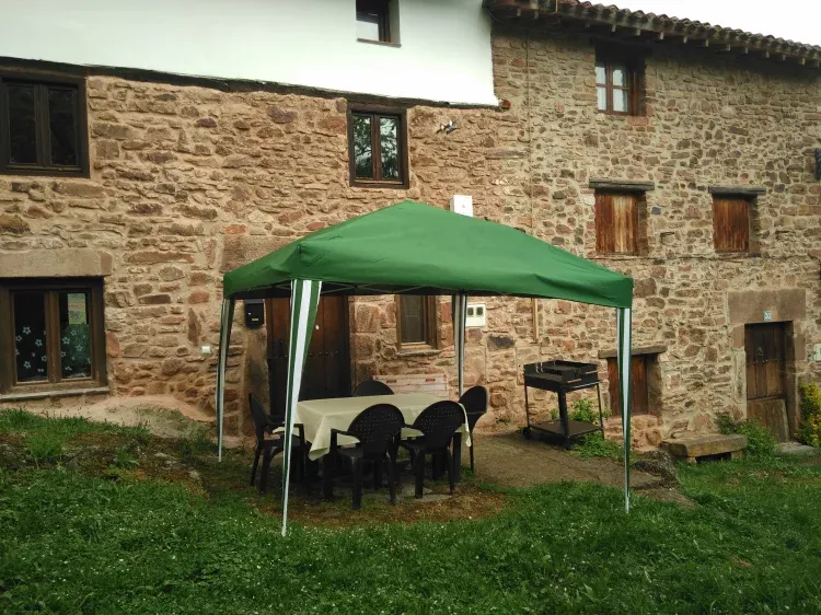 Imagen de Mobiliario de exterior y barbacoa de Casa Soleta Ezcaray