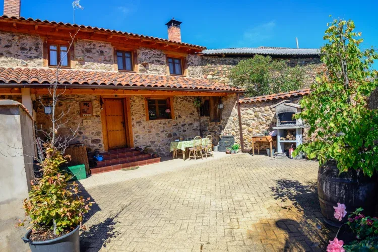 Imagen de Patio ajardinado con barbacoa y mobiliario de jardin.