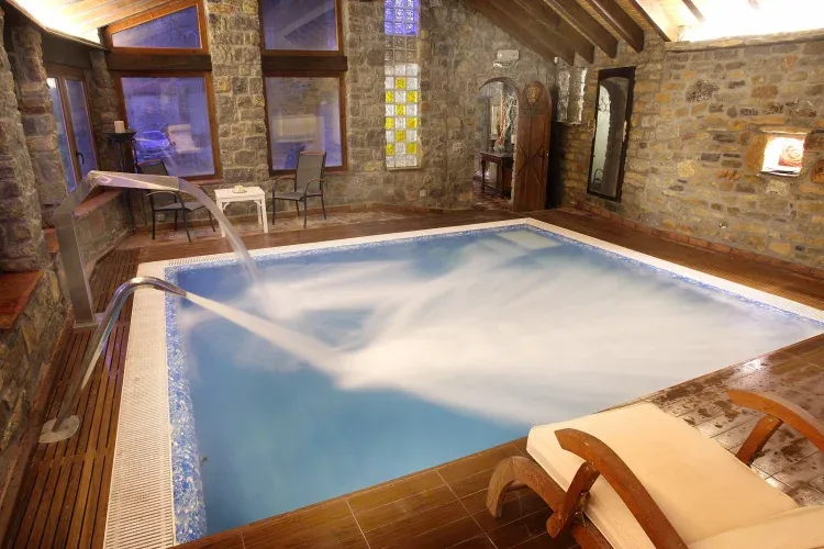 Imagen de Piscina spa del castillo
