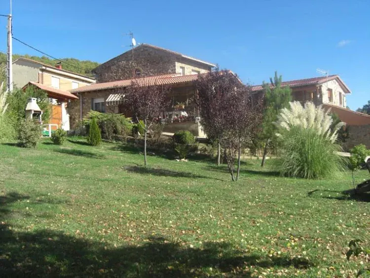 Imagen de Vista general de las casas y jardin